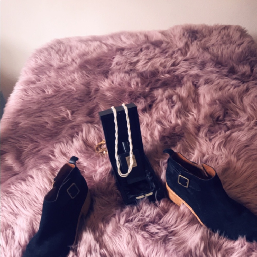 Shoes - Picture 3 of 7